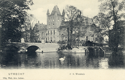 4391 Gezicht op een gedeelte van de voor- en rechterzijgevel van het Roomsch-Katholiek Wees- en Oudeliedengesticht ...